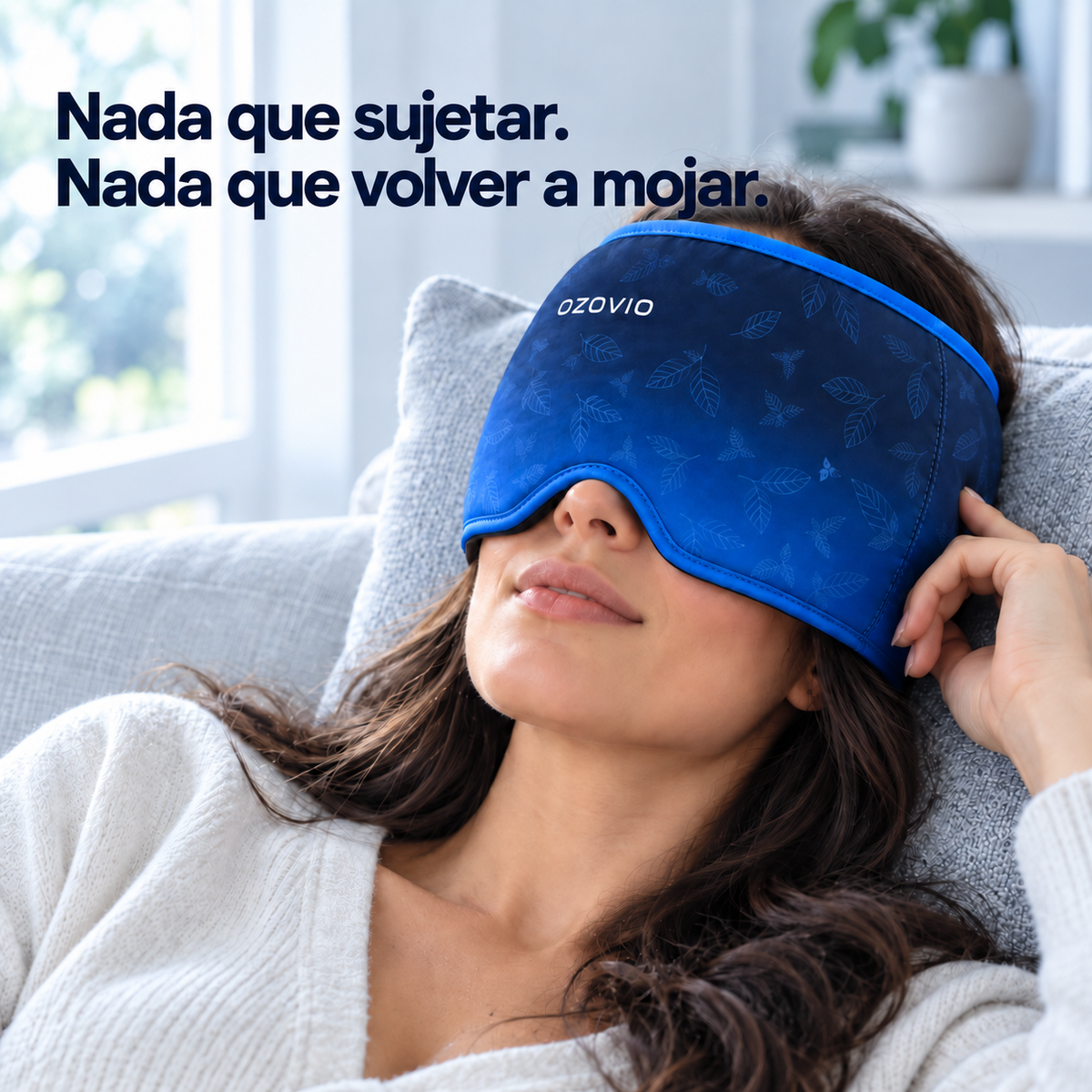 Femme allongée sur un canapé avec le masque anti-migraine OZOVIO, sans avoir à le tenir avec la main
